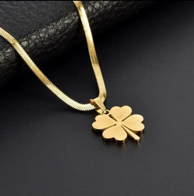 Antitarnish Clover Pendant