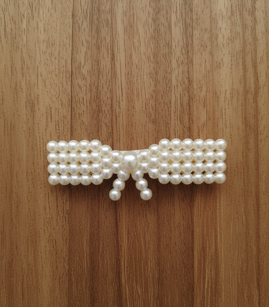 Pearly bow clip