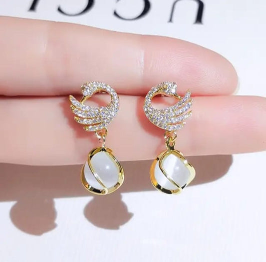 Swan Earrings-White 🤍